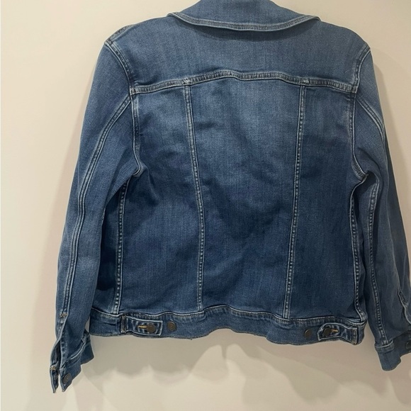 Levi's
•Denim Blue Trucker Jacket
•Classic 90's Style
•Casual
•Size Large - Picture 2 of 8